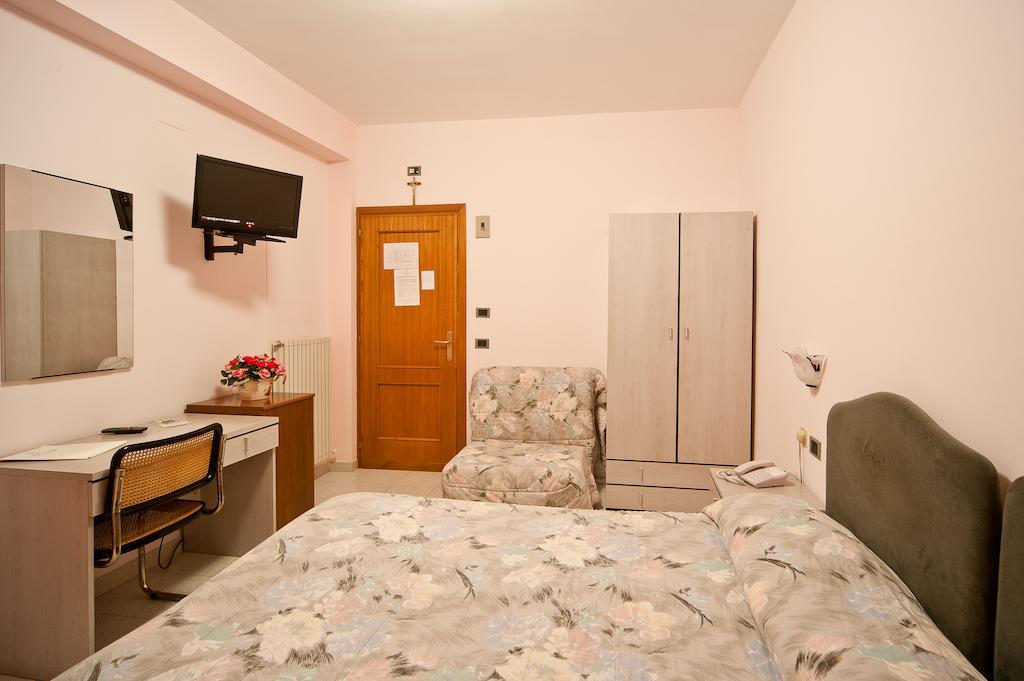 Hotel Il Quadrifoglio Cascia Phòng bức ảnh